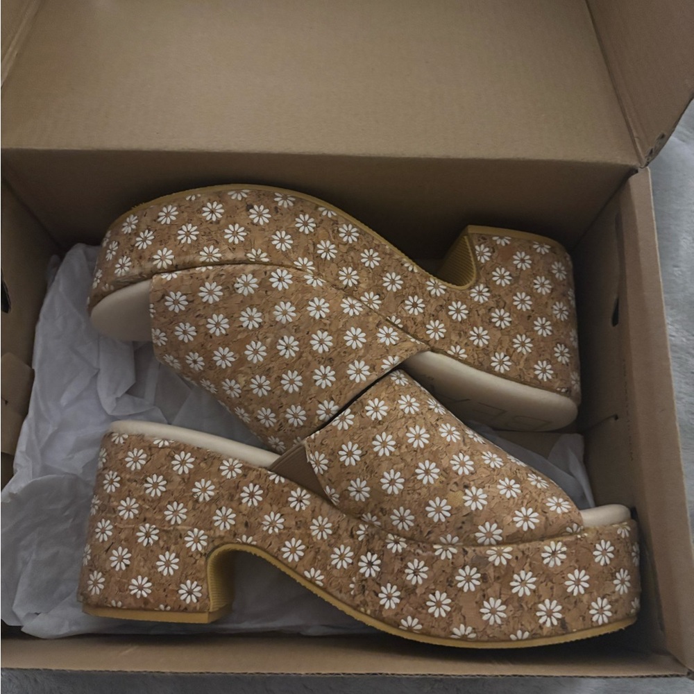 Beach by Matisse LIKE NEW